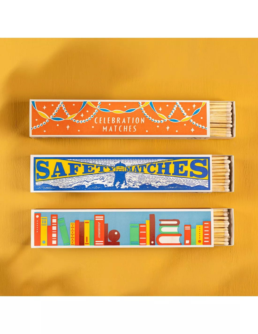 The Archivist "Celebration" par Ariana Martin – Boîte d'Allumettes Longues avec Têtes Blanches 2 The Archivist "Celebration" par Ariana Martin – Boîte d'Allumettes Longues avec Têtes Blanches – Image 2