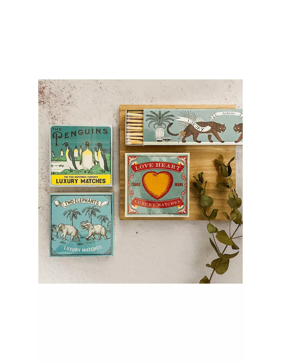 The Archivist Allumettes Longues Long Tiger - Boîte Jaune Illustrée avec Têtes Blanches (29cm) 2 The Archivist Allumettes Longues Long Tiger - Boîte Jaune Illustrée avec Têtes Blanches (29cm) – Image 2