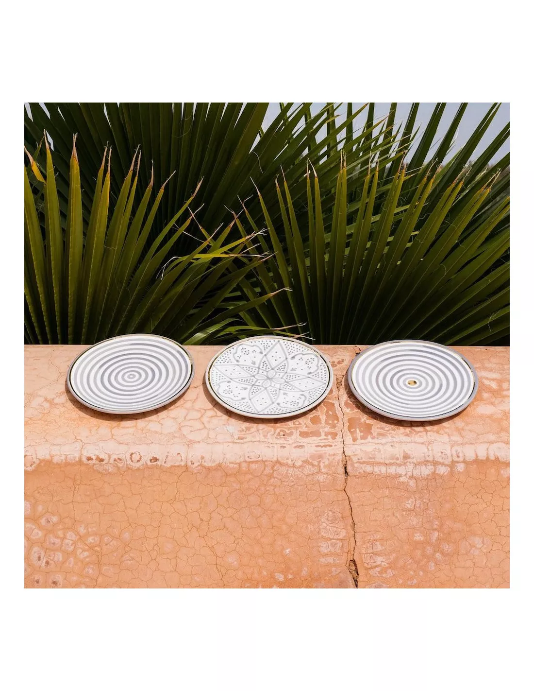 Chabi Chic Assiette en Céramique Rayée Gris et Or 12 carats – Art de la Table Fait Main 17cm 2 Chabi Chic Assiette en Céramique Rayée Gris et Or 12 carats – Art de la Table Fait Main 17cm – Image 2