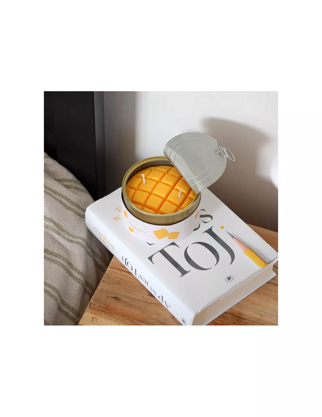 Bougie Parfumée CandleCan Mangue – Réalisme Fruits en Relief & Double Mèche – Design Boîte Conserve 2 Bougie Parfumée CandleCan Mangue – Réalisme Fruits en Relief & Double Mèche – Design Boîte Conserve – Image 2