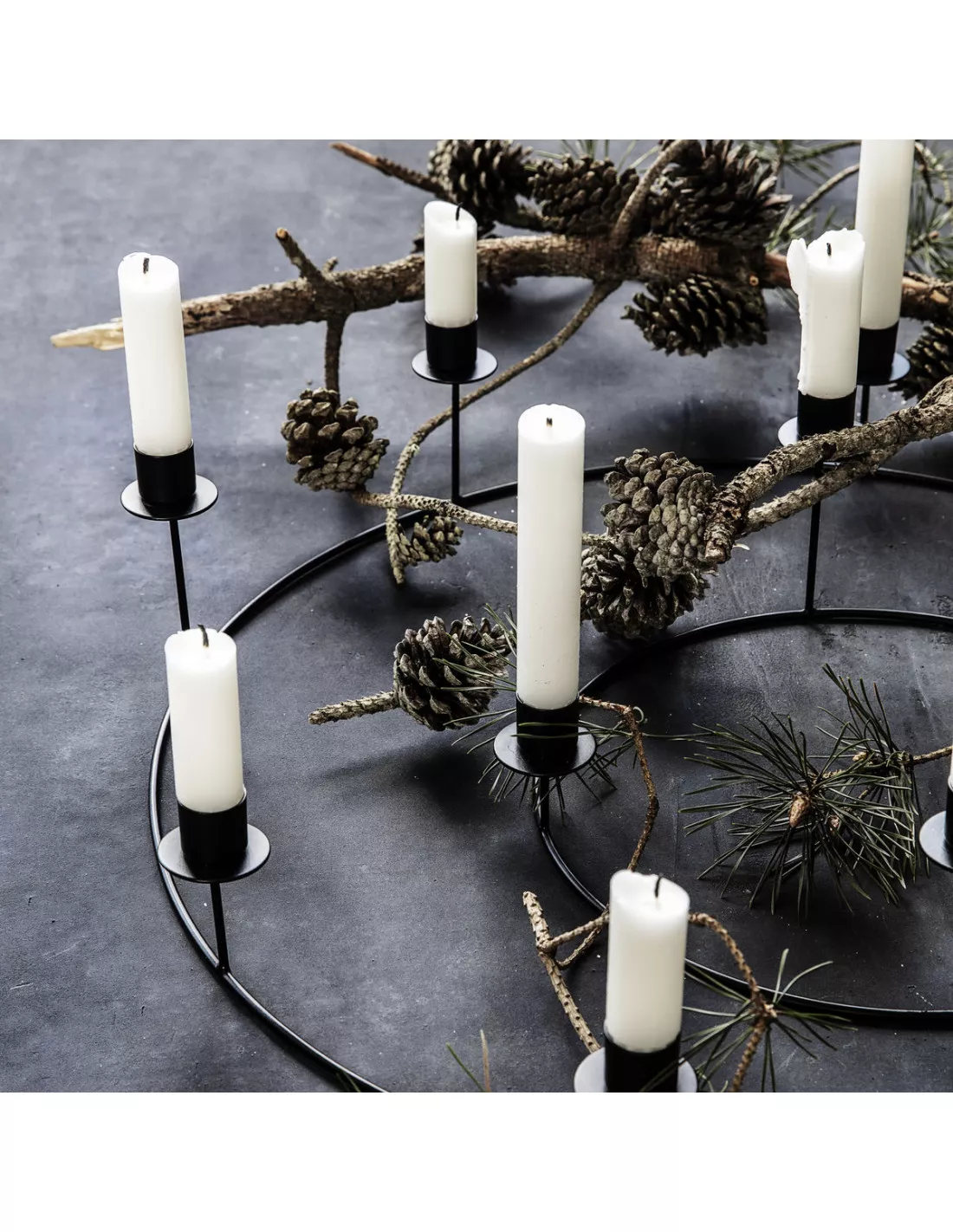 House Doctor Ring Black 8-Cierges – Multi-Level Minimalist Scandinavian Chandelier 3 House Doctor Ring Black 8-Cierges – Multi-Level Minimalist Scandinavian Chandelier – Image 3