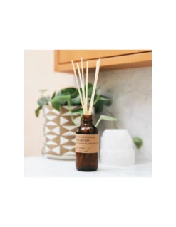 P.F. Candle Co. Amber & Moss Reed Diffuser – Vintage Apothecary Style Woodsy Home Fragrance -Jolie Bougies Soldes diffuseur amber and moss pf candle 2