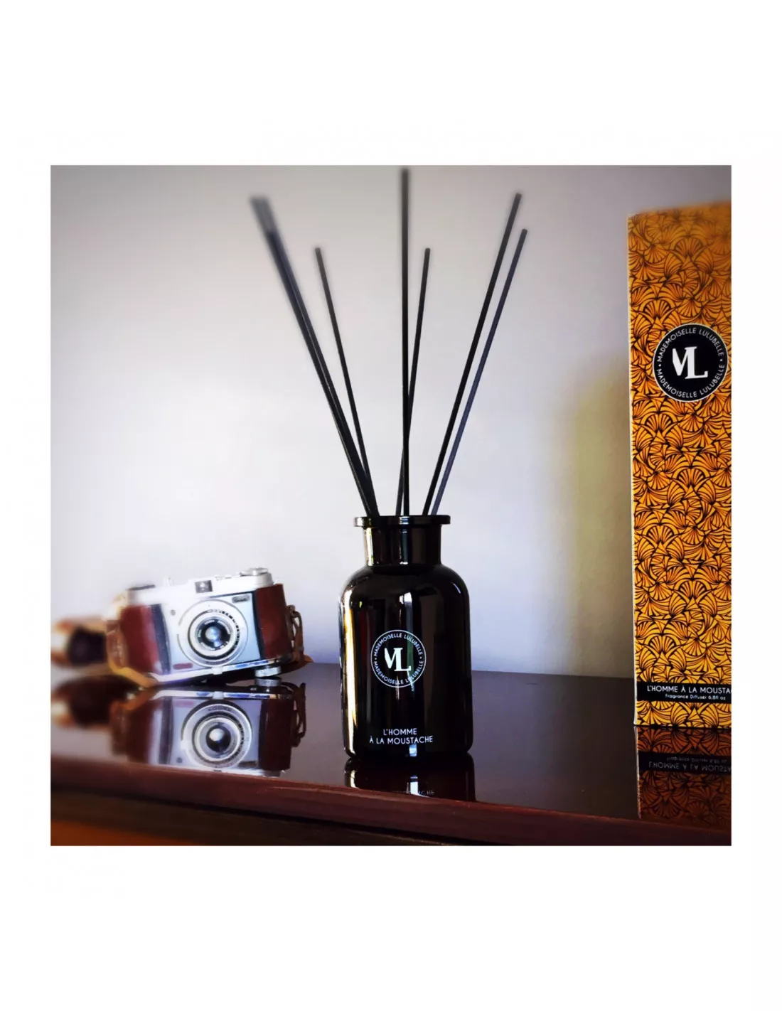 Mademoiselle Lulubelle - Diffuseur de Parfum L'homme à La Moustache - Ambiance Boisée et Cuirée 200ml 2 Mademoiselle Lulubelle - Diffuseur de Parfum L'homme à La Moustache - Ambiance Boisée et Cuirée 200ml – Image 2