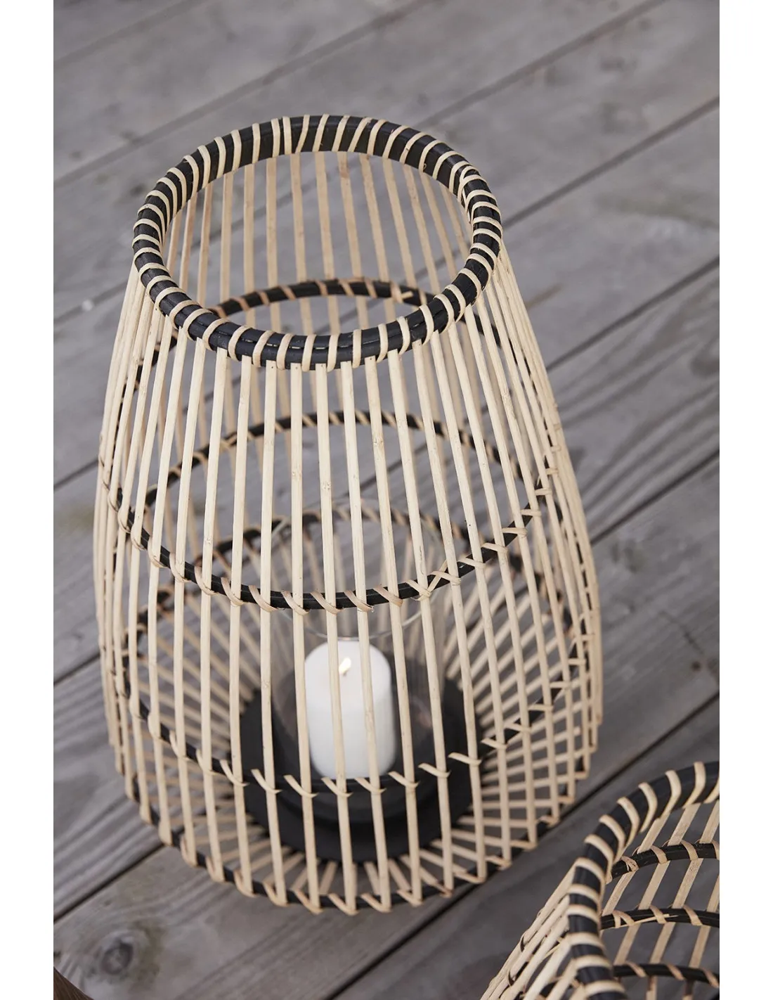 Lanterne Hübsch Medium en Bambou Noir et Naturel – Photophore de Jardin Design Scandinave (44cm) 3 Lanterne Hübsch Medium en Bambou Noir et Naturel – Photophore de Jardin Design Scandinave (44cm) – Image 3