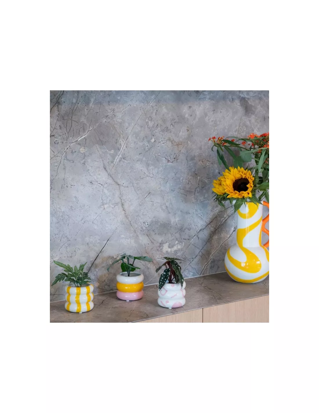 Pot en Céramique Qué Rico Rose et Jaune - Vase Artisanal en Dolomite Peint à la Main (L8 x H7 cm) 2 Pot en Céramique Qué Rico Rose et Jaune - Vase Artisanal en Dolomite Peint à la Main (L8 x H7 cm) – Image 2