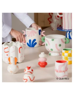 Que Rico Pot Luca Jaunty Jungle – Vase en Dolomite Peint à la Main Bleu et Rose -Jolie Bougies Soldes pot luca jaunty jungle 2