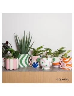 Que Rico Pot Luca Jaunty Jungle – Vase en Dolomite Peint à la Main Bleu et Rose -Jolie Bougies Soldes pot luca jaunty jungle 3