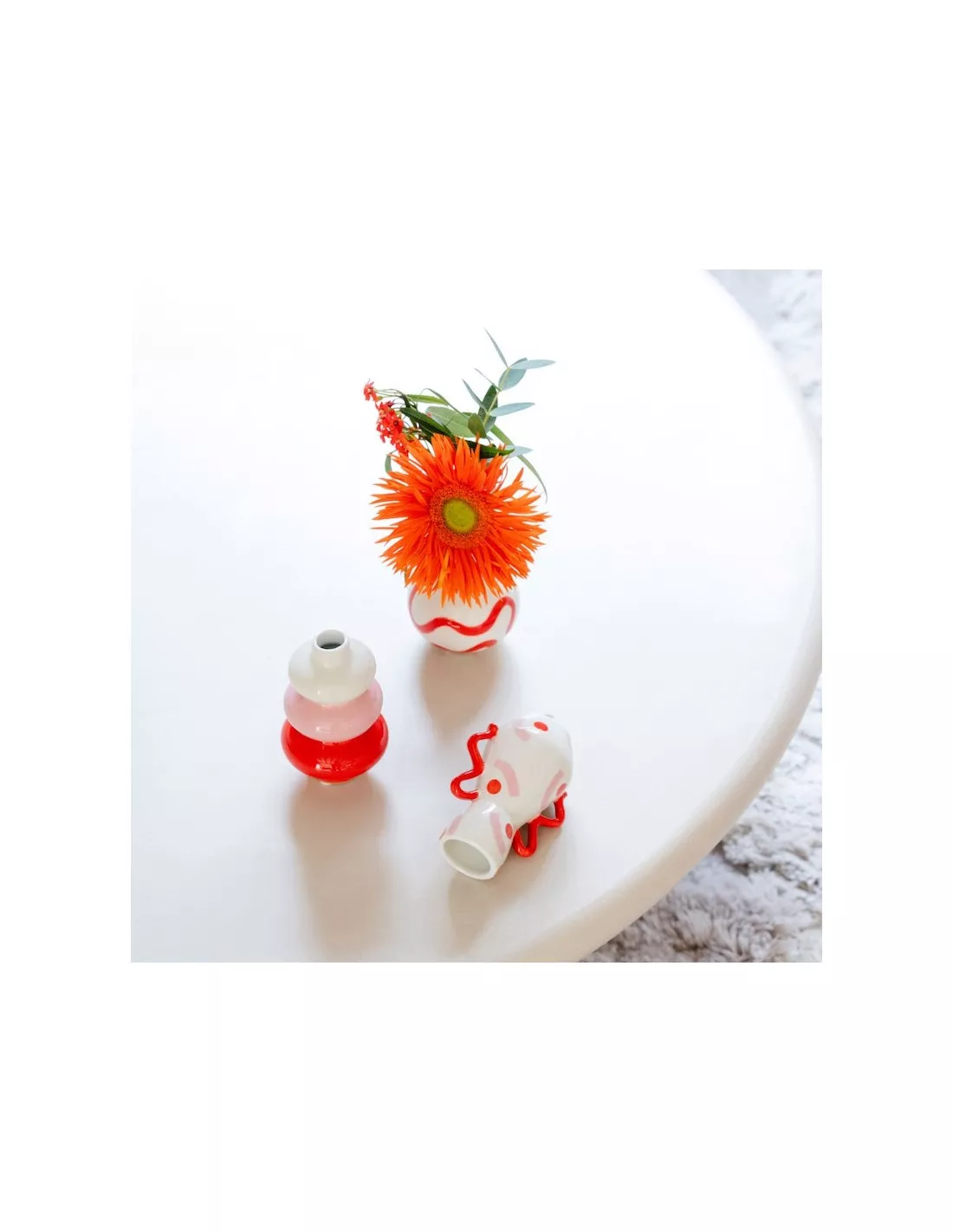 Qué Rico Soliflore Mini Vase - Red, Pink & White Hand-Painted Ceramic Home Décor 2 Qué Rico Soliflore Mini Vase - Red, Pink & White Hand-Painted Ceramic Home Décor – Image 2