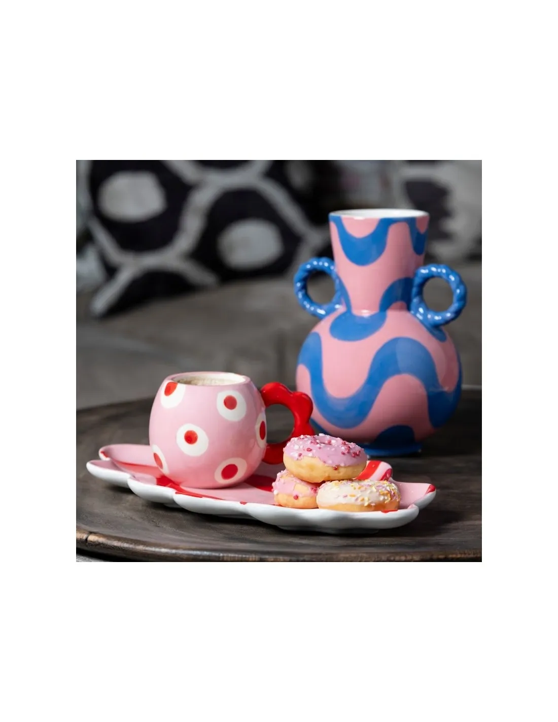 Tasse Juanita Rouge Que Rico – Mug en Céramique Dolomite Peinte à la Main 3 Tasse Juanita Rouge Que Rico – Mug en Céramique Dolomite Peinte à la Main – Image 3