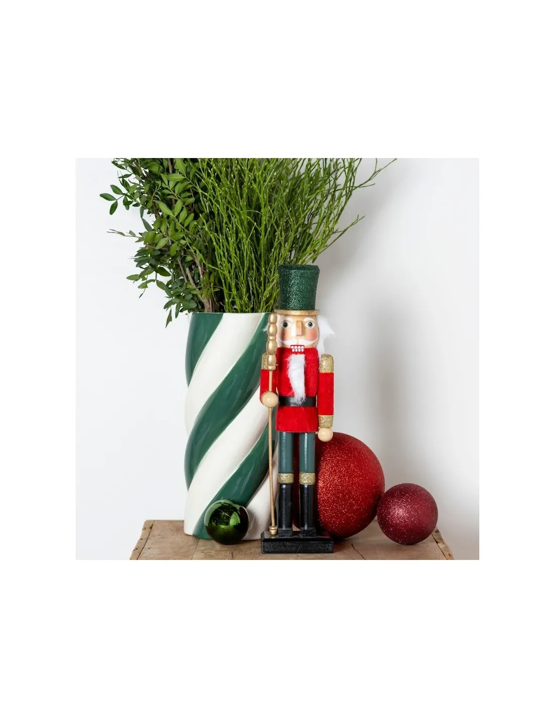 Vase Camilo Que Rico Vert et Blanc à Rayures – Design Artistique en Dolomite Peinte à la Main 2 Vase Camilo Que Rico Vert et Blanc à Rayures – Design Artistique en Dolomite Peinte à la Main – Image 2