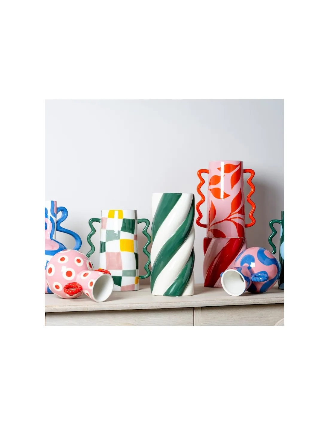 Vase Camilo Que Rico Vert et Blanc à Rayures – Design Artistique en Dolomite Peinte à la Main 3 Vase Camilo Que Rico Vert et Blanc à Rayures – Design Artistique en Dolomite Peinte à la Main – Image 3