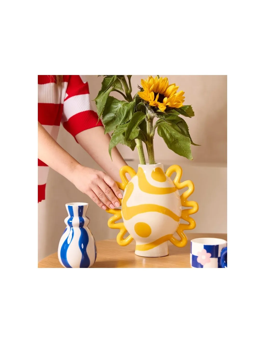 Que Rico Vase Carolina – Bold Blue Hand-Painted Dolomite with Raffia Detail 2 Que Rico Vase Carolina – Bold Blue Hand-Painted Dolomite with Raffia Detail – Image 2